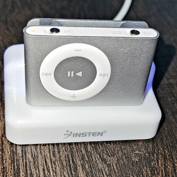 Apple iPod Shuffle A1204 Silver 2nd Gen. 1GB And Charger! - Picture 2 of 9